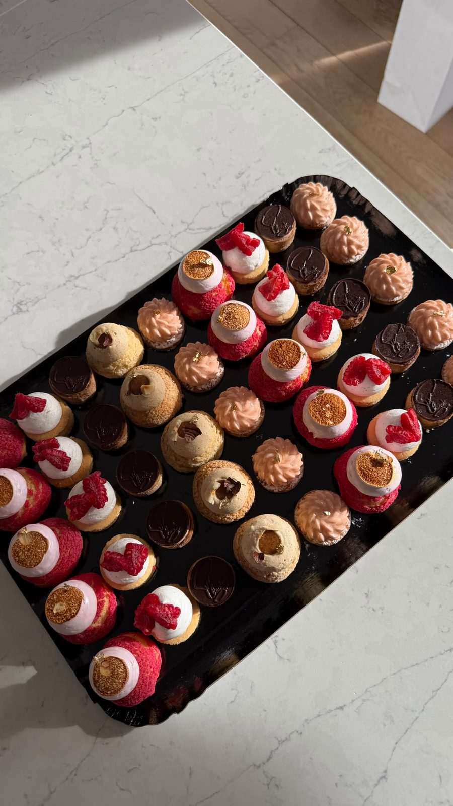 Plateau desserts Ougot : Paris-Brest, palet breton framboise, entremet vanille, tarte au chocolat, choux citron meringué